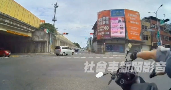 ▲台南市永康區復興路與高速二街口，發生一起追撞車禍，1輛黑色轎在停等红燈時遭後方車禍自後追撞，黑車往前撞飛前方1部機車的騎士受傷。（圖／翻攝自社會事新聞影音）