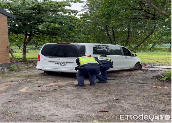 ▲內埔警分局泰武所警員曾聖倫、鄭志宏利用巡邏車拉出巫女車輛             。（圖／記者陳崑福翻攝）