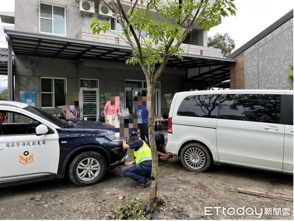 ▲內埔警分局泰武所警員曾聖倫、鄭志宏利用巡邏車拉出巫女車輛             。（圖／記者陳崑福翻攝）