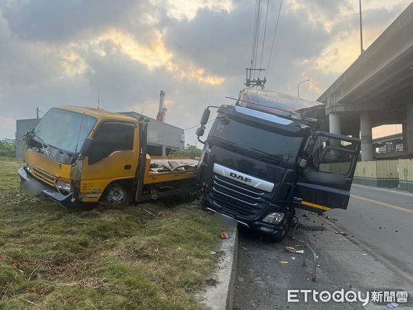 ▲▼大貨車追撞停路旁違停拖吊車             。（圖／記者陳以昇翻攝）