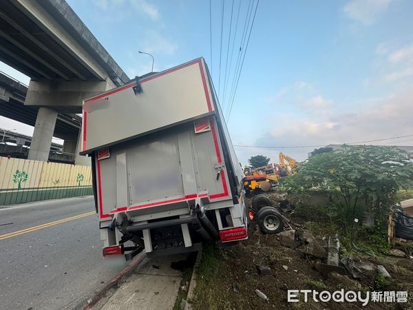 ▲▼大貨車追撞停路旁違停拖吊車             。（圖／記者陳以昇翻攝）