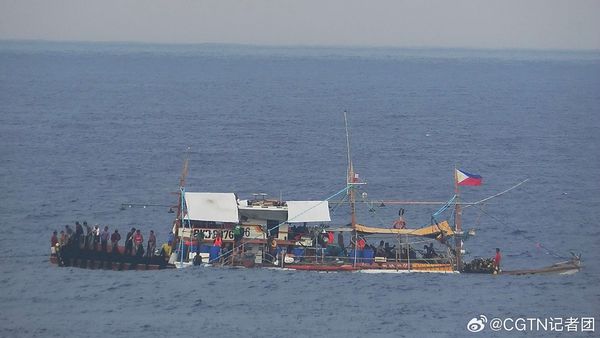 ▲▼陸官媒：菲律賓漁船黃岩島「作秀」　故意下網捕魚、展示旗幟。（圖／翻攝CGTN）