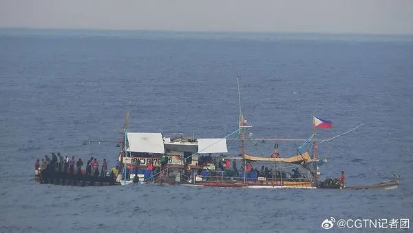 ▲▼陸官媒：菲律賓漁船黃岩島「作秀」　故意下網捕魚、展示旗幟。（圖／翻攝CGTN）