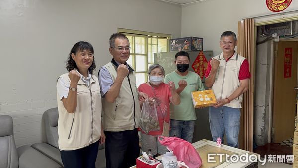 ▲端午佳節前夕，由台南市勞工局王鑫基局長帶領下，兵分六路送職災弱勢家粽子。（圖／記者林東良翻攝，下同）