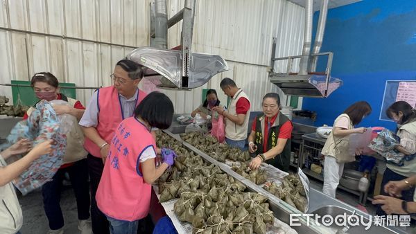 ▲端午佳節前夕，由台南市勞工局王鑫基局長帶領下，兵分六路送職災弱勢家粽子。（圖／記者林東良翻攝，下同）