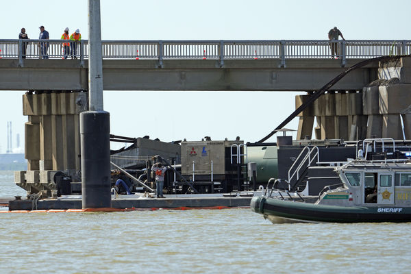 ▲▼德州加爾維斯敦（Galveston）15日有一艘駁船撞上橋墩。（圖／達志影像／美聯社）