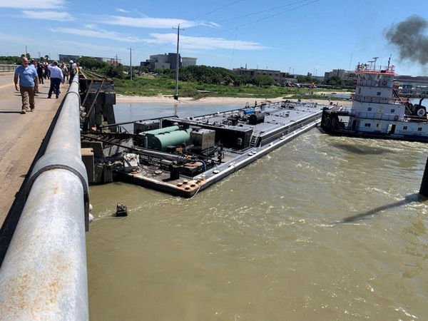 ▲▼德州加爾維斯敦（Galveston）15日有一艘駁船撞上橋墩。（圖／路透）