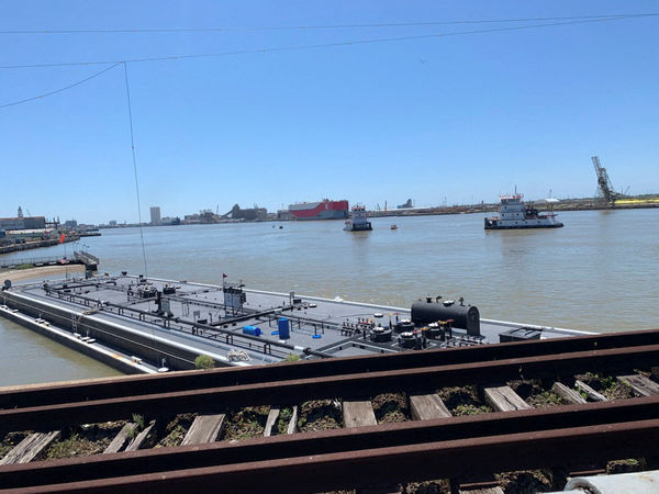 ▲▼德州加爾維斯敦（Galveston）15日有一艘駁船撞上橋墩。（圖／路透）