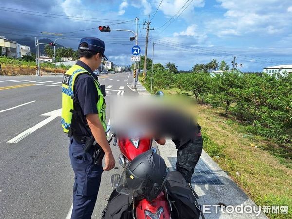 ▲機車油料耗盡，員警熱心協助「加油」。（圖／記者楊漢聲翻攝）