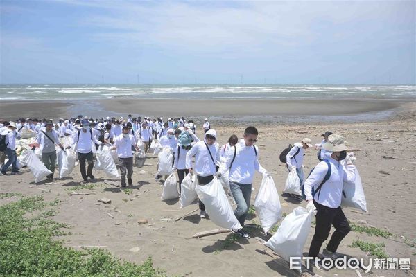 ▲▼高鐵人發起淨灘活動，清出超過1099公斤海洋垃圾。（圖／台灣高鐵公司提供）