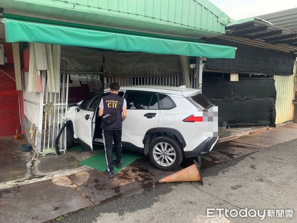 ▲內埔警分局逮獲涉嫌殺人未遂等罪嫌的吳女到案送辦             。（圖／記者陳崑福翻攝）