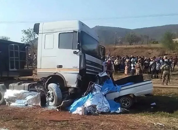 ▲▼南非大卡車正面對撞校車，18名小學孩童喪命，老師與校車司機也當場死亡。（圖／翻攝自X）