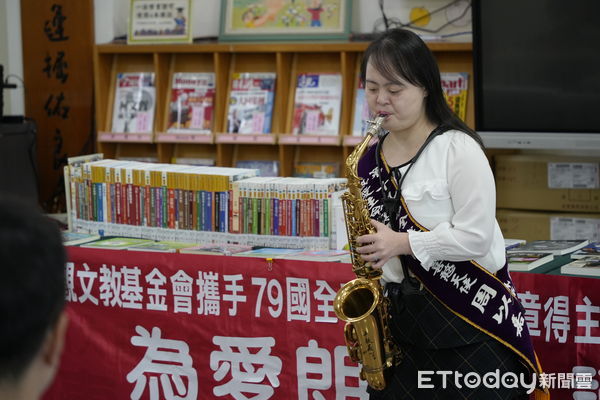 ▲全球熱愛生命獎章得主「陽光喜憨天使」周以嘉帶來演奏開場。（圖／南投市公所提供）