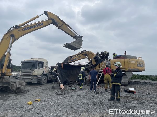 ▲▼屏東驚悚工安意外！怪手遭車斗重壓　司機多處骨折「皮肉被削掉」。（圖／記者陳崑福翻攝）