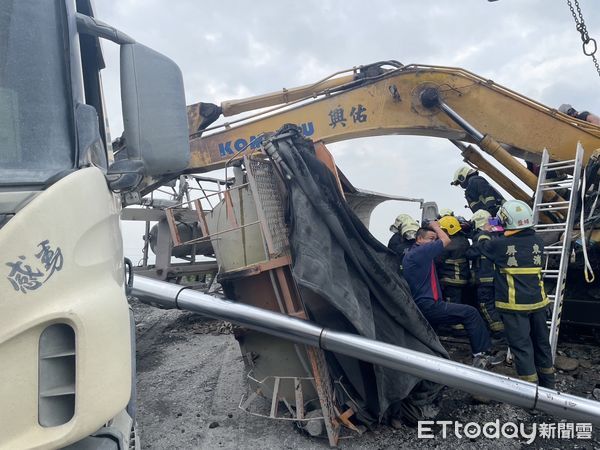 ▲▼屏東驚悚工安意外！怪手遭車斗重壓　司機多處骨折「皮肉被削掉」。（圖／記者陳崑福翻攝）