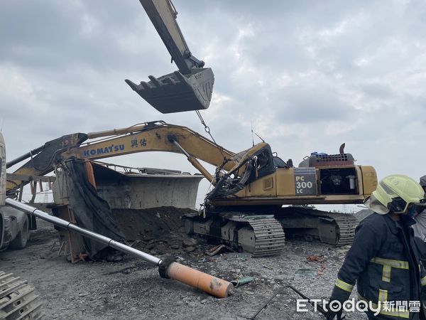 ▲▼屏東驚悚工安意外！怪手遭車斗重壓　司機多處骨折「皮肉被削掉」。（圖／記者陳崑福翻攝）