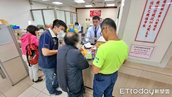 ▲分局長製作反詐攔阻小卡建功　帥氣行員聯手新北警阻詐15萬。（圖／記者郭世賢翻攝）