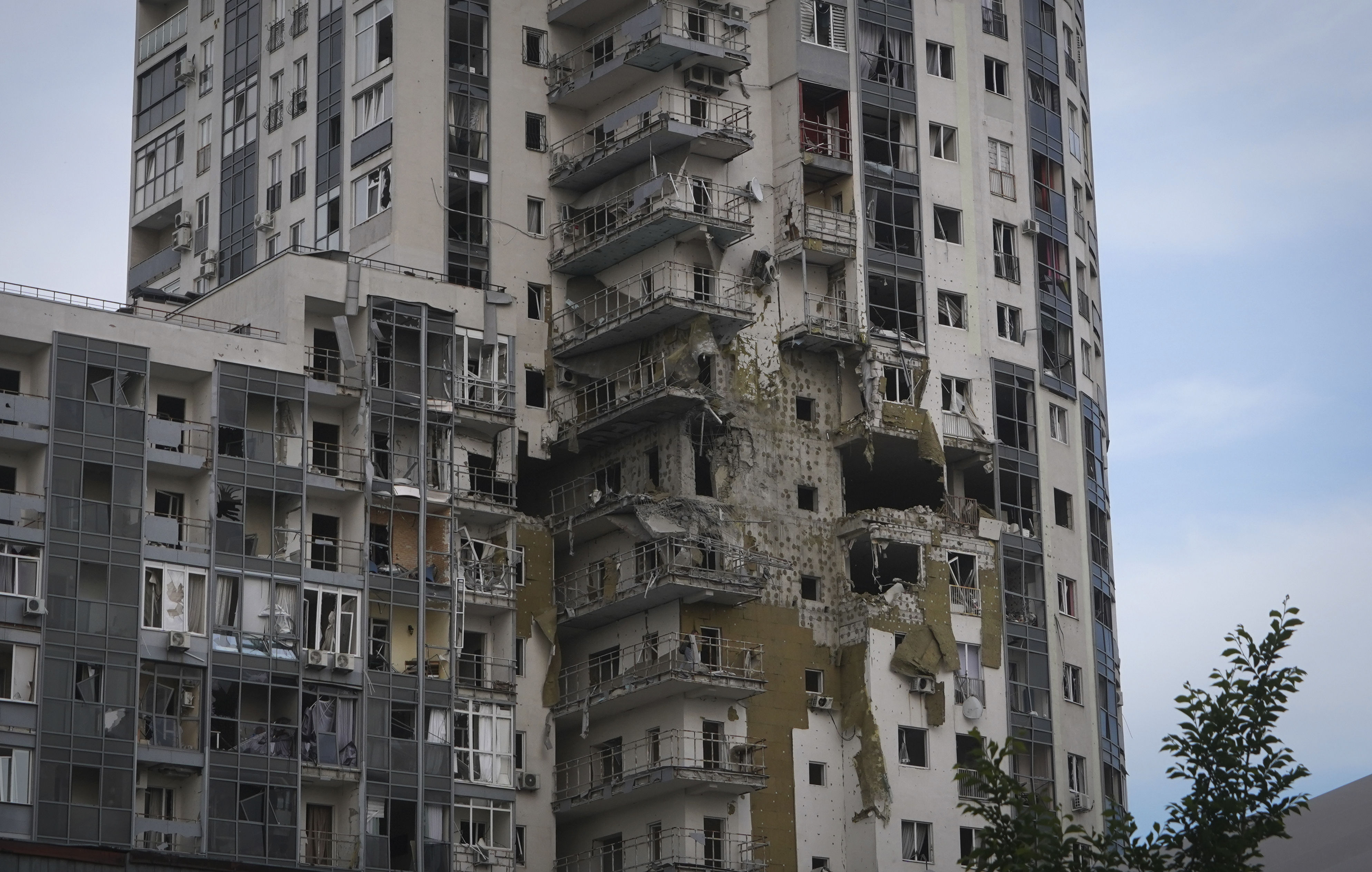 ▲▼ 烏克蘭哈爾科夫一棟公寓大樓14日被俄軍攻擊。（圖／達志影像／美聯社）