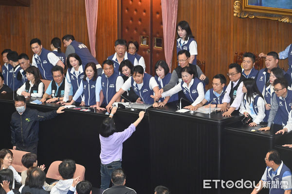 ▲▼立法院院會，國民黨立委搶佔主席台。（圖／記者李毓康攝）