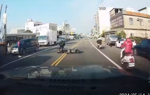 ▲▼竹北臨停車擊落騎士　家屬悲傷留言：人還在醫院昏迷中。（圖／新竹爆料公社）