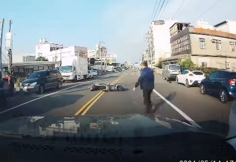 ▲▼竹北臨停車擊落騎士　家屬悲傷留言：人還在醫院昏迷中。（圖／新竹爆料公社）