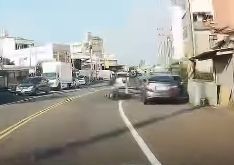 ▲▼竹北臨停車擊落騎士　家屬悲傷留言：人還在醫院昏迷中。（圖／新竹爆料公社）