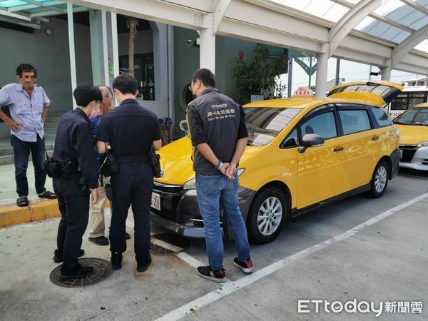 ▲台南市交通局公共運輸處不定期會同警方針對自用車違規載客營業收費之「白牌車」安排聯合稽查。（圖／記者林東良翻攝，下同）