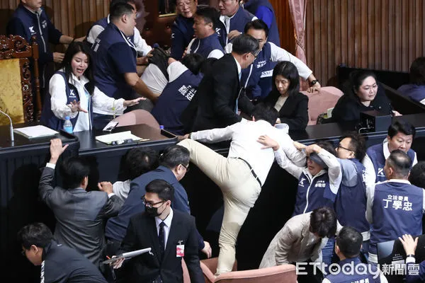 ▲立法院院會爆發藍綠衝突，郭國文跳上主席台遭國民黨立委反制。（圖／記者林敬旻攝）