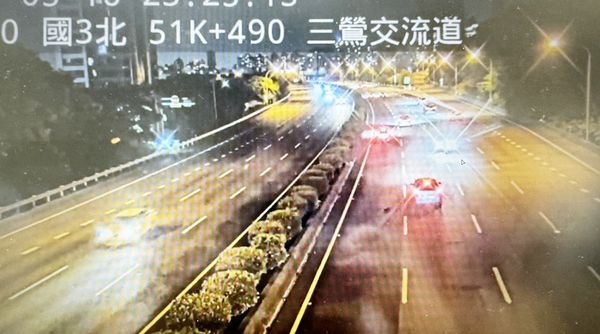 ▲國道三號大溪路段昨天深夜11時許，七旬林姓男子駕駛轎車（箭頭處）疑似恍神逆向行駛，嚇得其他車輛紛紛閃避。（圖／翻攝自國道即時路況）