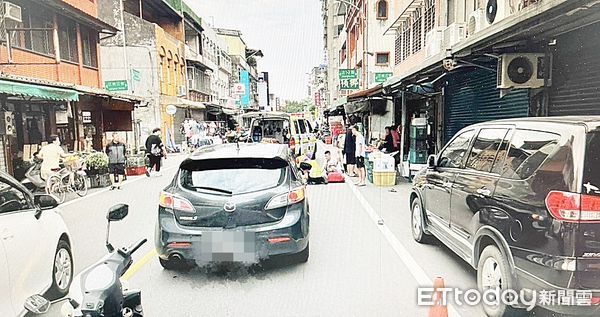 ▲桃園市戴姓男子今天清晨駕駛轎車行經桃園區上海路，未禮讓行人撞上穿越馬路吳姓八旬老翁，警消到場處理急救。（圖／記者沈繼昌翻攝）