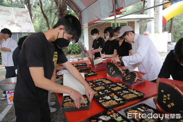 ▲嘉南藥理大學餐旅管理系畢業生，17日至安平漁光島瑞復益智中心舉辦「嘉餐有愛，照藥他人；瑞復傳愛，希望無礙」畢業成果展暨公益義煮活動。（圖／記者林東良翻攝，下同）