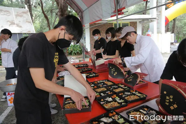 ▲嘉南藥理大學餐旅管理系畢業生，17日至安平漁光島瑞復益智中心舉辦「嘉餐有愛，照藥他人；瑞復傳愛，希望無礙」畢業成果展暨公益義煮活動。（圖／記者林東良翻攝，下同）