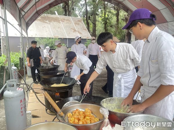 ▲嘉南藥理大學餐旅管理系畢業生，17日至安平漁光島瑞復益智中心舉辦「嘉餐有愛，照藥他人；瑞復傳愛，希望無礙」畢業成果展暨公益義煮活動。（圖／記者林東良翻攝，下同）