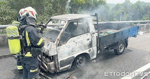 ▲一輛小貨車今天中午在五楊高架道路桃園蘆竹段突然冒煙起火，消防人員到場灌救。（圖／記者沈繼昌翻攝）