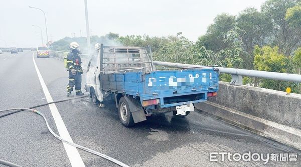 ▲一輛小貨車今天中午在五楊高架道路桃園蘆竹段突然冒煙起火，消防人員到場全力灌救。（圖／記者沈繼昌翻攝）