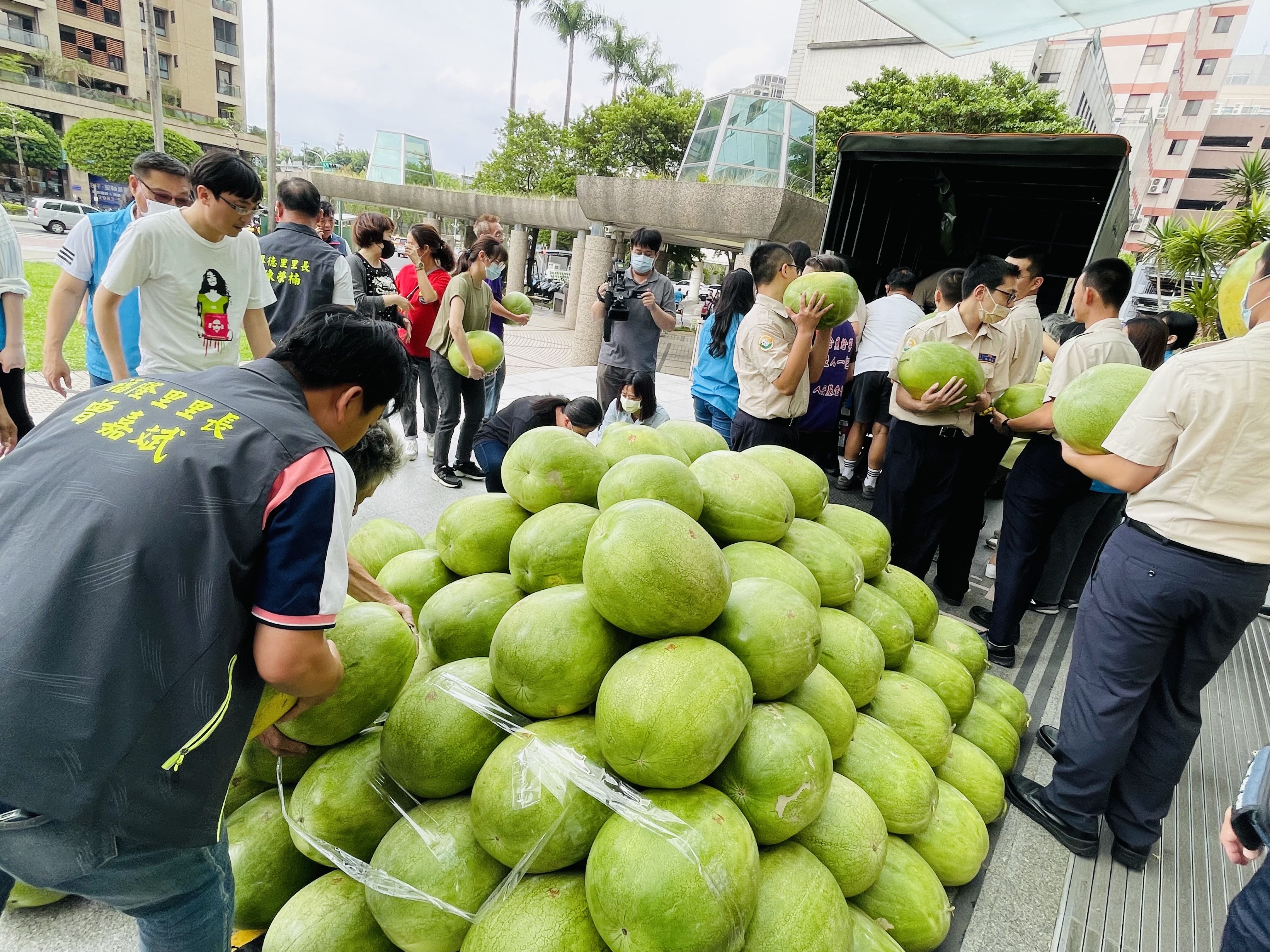 ▲三重調解會主席自購西瓜 送愛助弱勢、關懷長者。（圖／新北市三重區公所提供）