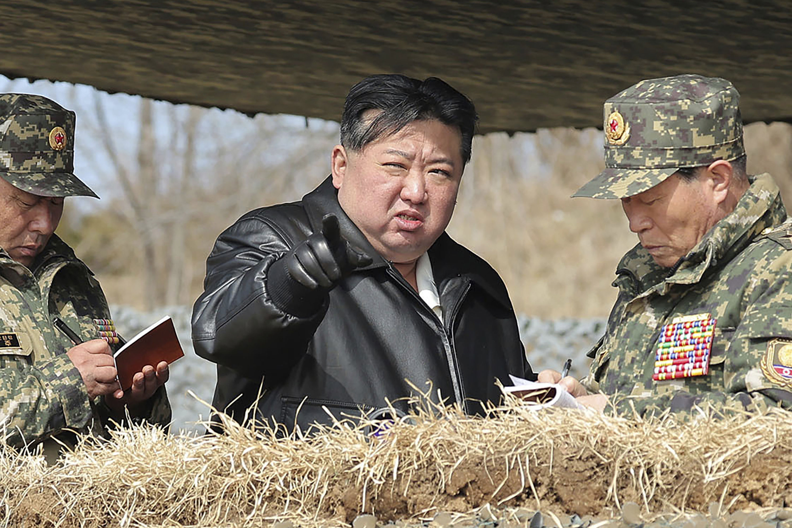 ▲▼北韓最高領導人金正恩17日指揮短程彈道飛彈試射。（圖／達志影像／美聯社）