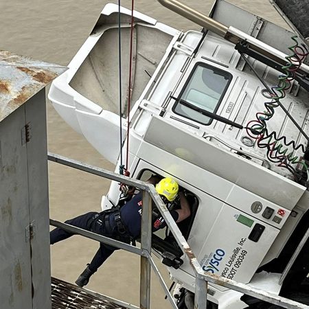 ▲▼美國肯塔基州路易維爾市3月1日，一輛半聯結車在橋上發生多車相撞事故，差點連人帶車墜入俄亥俄河。（圖／達志影像／美聯社）