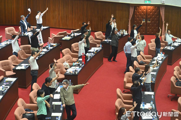 ▲▼立法院院會，立法院長韓國瑜宣布改採舉手表決。（圖／記者李毓康攝）