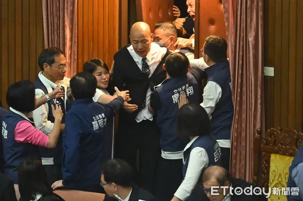 ▲▼立法院院會，立法院長韓國瑜回到議院內宣布議事繼續進行。（圖／記者李毓康攝）