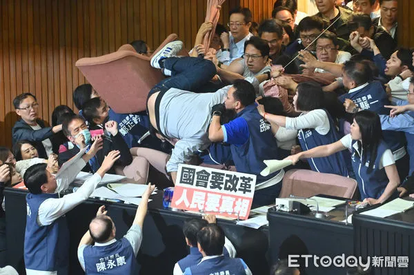 ▲▼立法院院會，朝野激烈衝突，立委沈伯洋從主席台摔落送醫。（圖／記者李毓康攝）