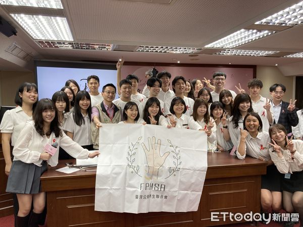 ▲▼台灣公衛學生聯合會發起《一樣》HIV公益歌曲集體創作大合唱計畫。（圖／記者洪巧藍攝）