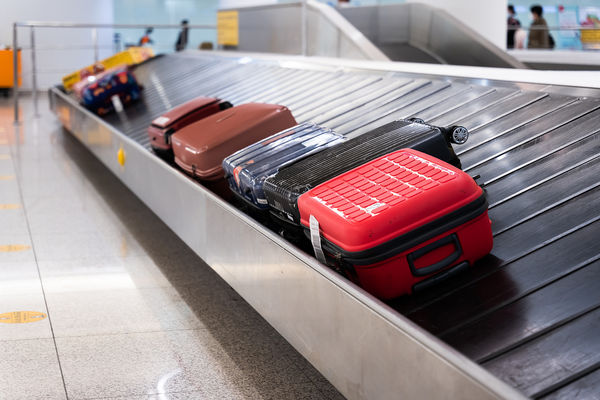 ▲▼行李箱、行李箱示意圖、輸送帶、托運行李、機場行李。（圖／VCG）