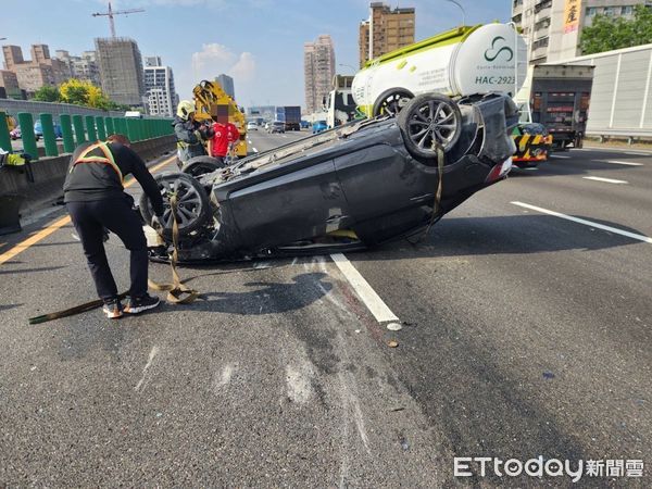 ▲▼國道一號南下九如段發生翻車事故。（圖／記者許宥孺翻攝）