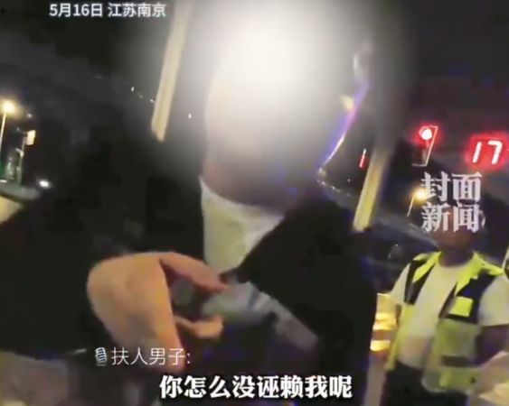 ▲▼好心扶起「酒駕摔車老人」　陸24歲男反遭誣賴「肇事者」。（圖／翻攝微博）