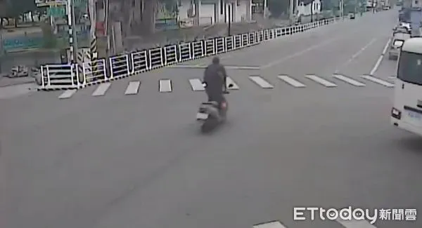 ▲男子在市區未戴安全帽以站立姿態騎機車，過程中又闖紅燈。（圖／玉里警分局提供，下同）