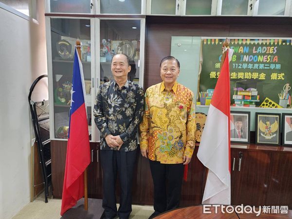 ▲右起雅加達台灣學校董事長。（圖／記者張佩芬攝）