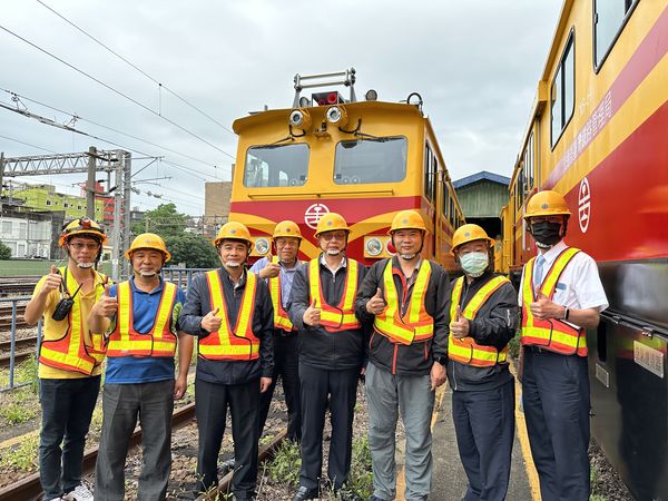 ▲▼台鐵公司董事長杜微日前率領主管實地察看新式電車線工作車。（圖／台鐵公司提供）