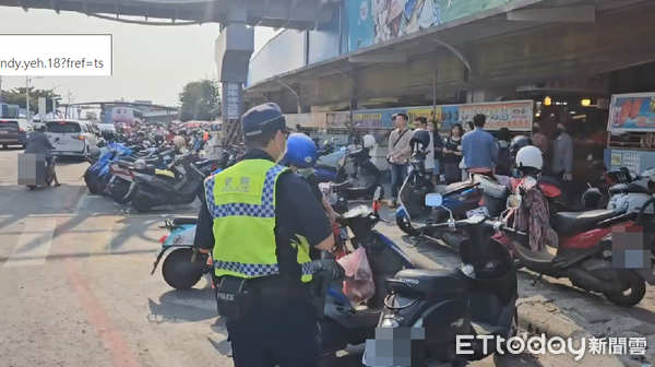 ▲東港警分局勸導取締華僑市場周邊違規停車             。（圖／記者陳崑福翻攝）