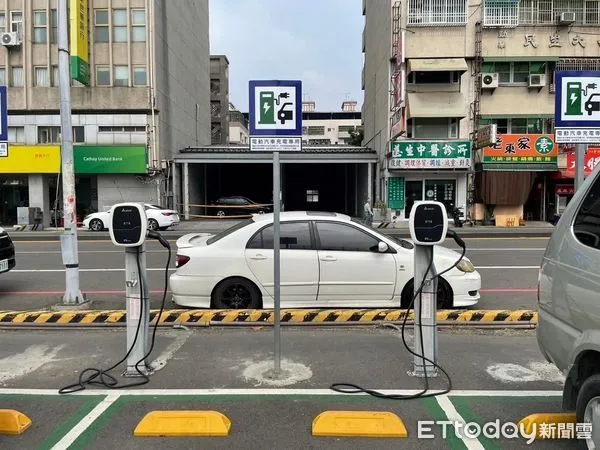 ▲▼   電動汽車充電樁及專用停車位已立法，籲民眾配合使用  。（圖／嘉義市政府提供）